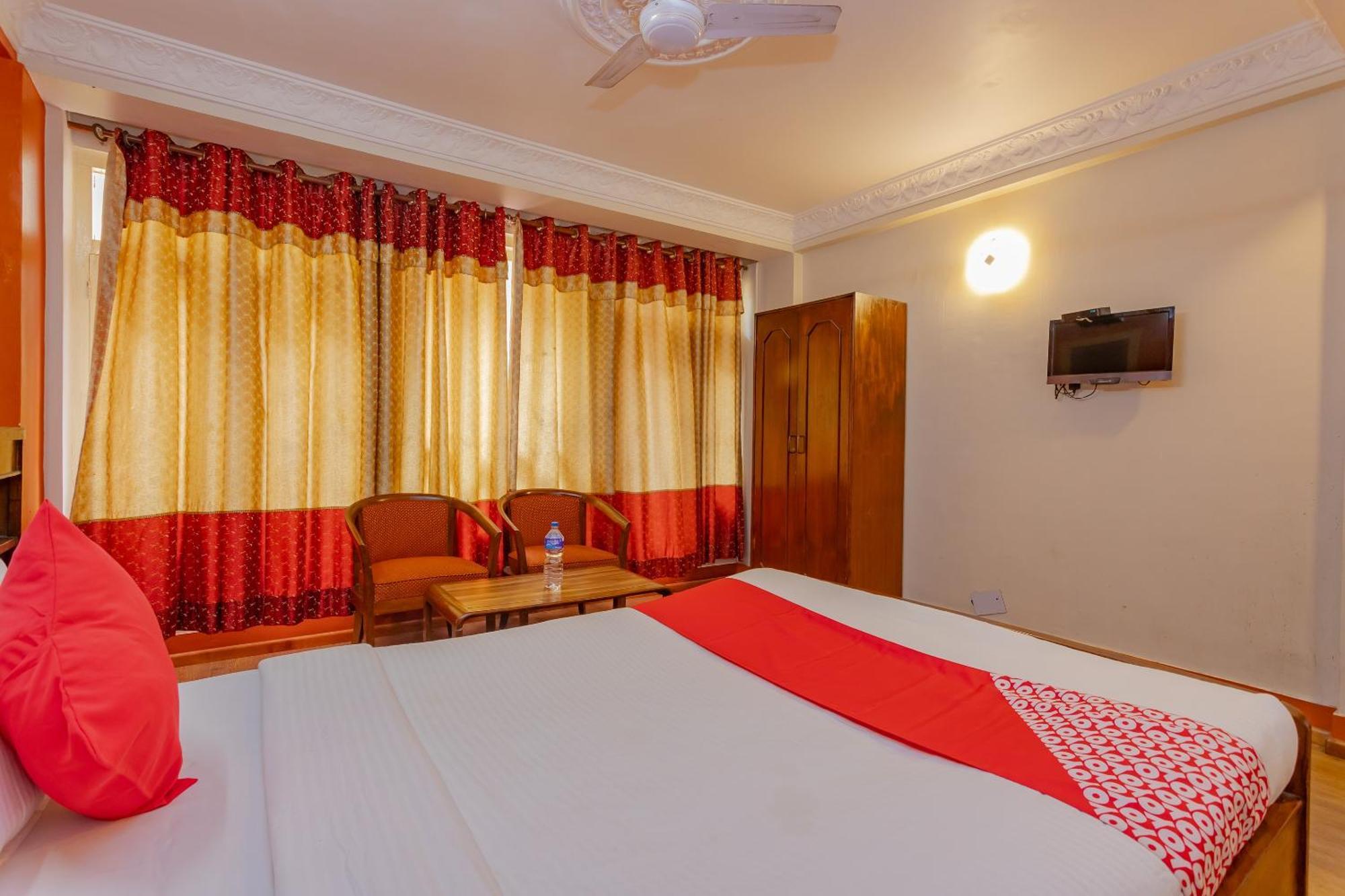 Oyo 795 Hotel Holiday Inn 카트만두 외부 사진