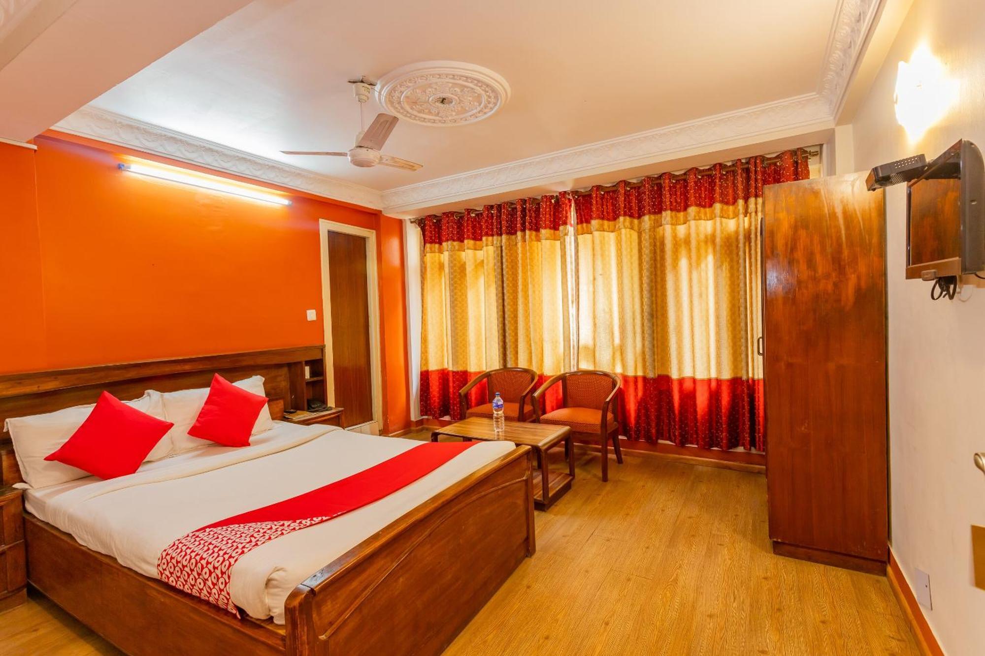 Oyo 795 Hotel Holiday Inn 카트만두 외부 사진